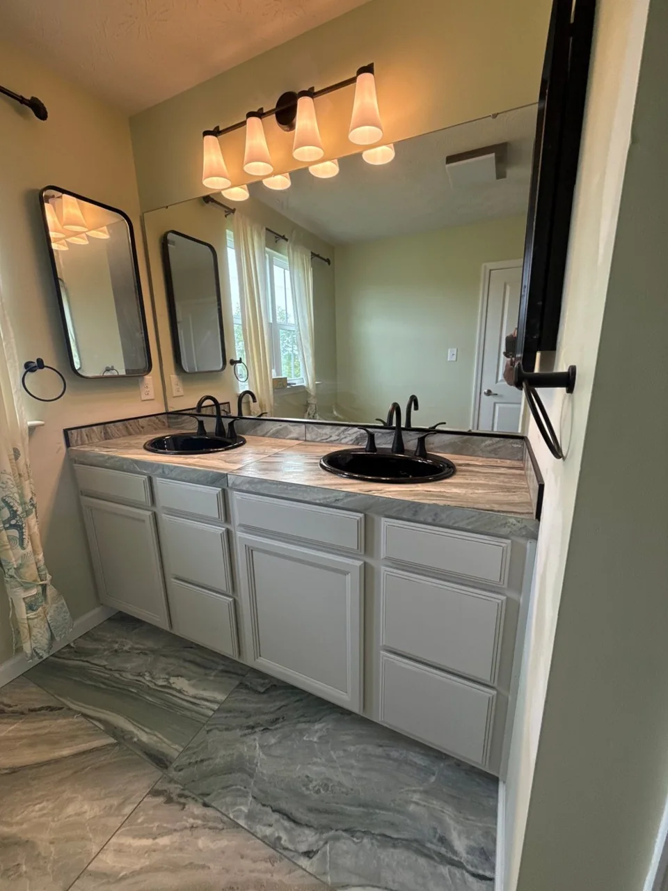 Bathroom vanity and mirror with coordinated wall finishes